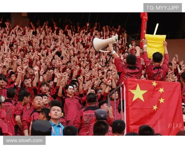 中国足球超级联赛新赛季开幕,各大豪门球队迎来激烈对决,球迷热情高涨 中国足球超级联赛新赛季开幕,各大豪门球队迎来激烈对决,球迷热情高涨