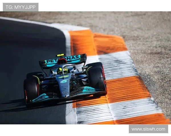 F1赛事最新动态:梅赛德斯车队在赛季结束前展现强势表现 F1赛事最新动态:梅赛德斯车队在赛季结束前展现强势表现